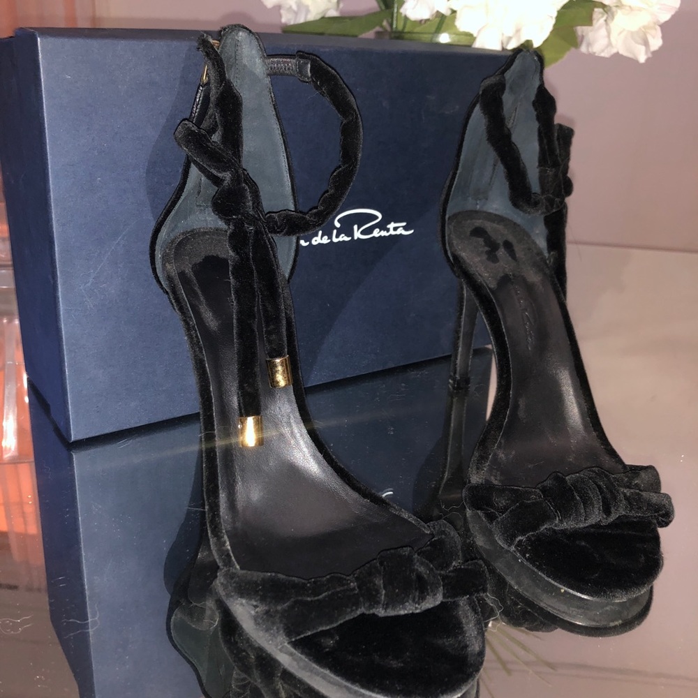 Oscar de la Renta Black Velvet Heels SZ 7.5